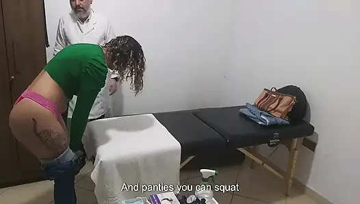 Gerçek doktor hastanın götünü ve göğüslerini muayene ediyor.