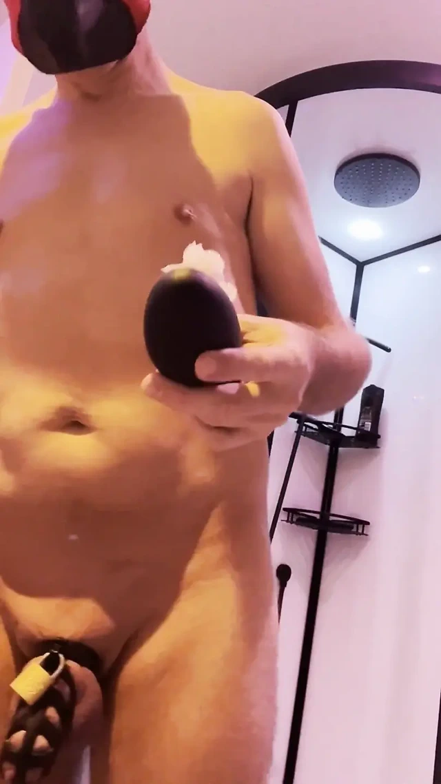 İtaat kəmeri olan itaatkâr yavru köpek uzaktan kumandalı bir popo tıkacı kaldırıyor