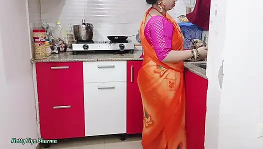 Desi bhabhi kitchen meBartan Dho rahi thi tabhi devar ne piche se bhabhi ki le li