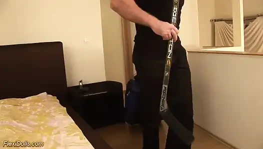 Sevimli gerçek esnek genç kız sert götten sikiliyor