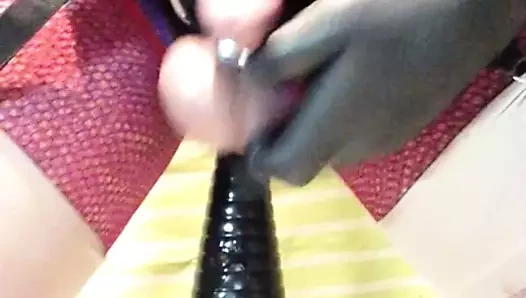 Kadın kılıklı oyuncaklar dilatör göt deliği sürtüğü sikiyor