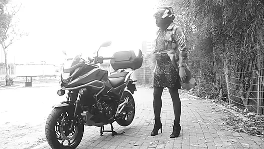 Geçen her araba, şeffaf elbisesinin altında penisinin titrediğini gördü.