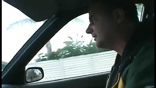 Azgın sarışın bomba sert bir yarak emiyor ve götüne sokmasına izin veriyor