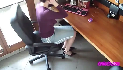 Ofiste siyah ve mor pompalar giyiyor