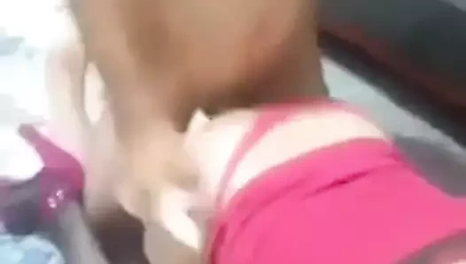 Karımın kıçını sikiyor ve kıçına fışkırtıyor