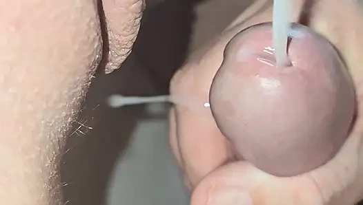 Yakın çekim orta yaşlı seksi kadın amcığını sikiyor ve boşaltıyor