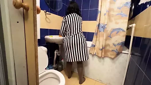 Büyük olgun götlü bayan yarak üzerinde iyi bir esneme alıyor