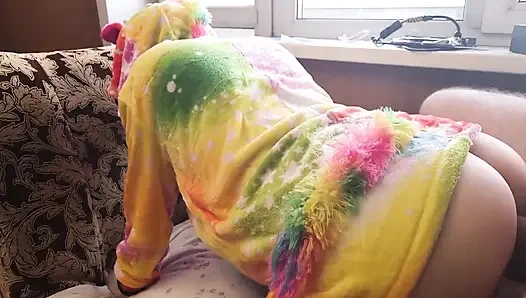 Tek boynuzlu at kostümü içindeki bir bebek götünü gösteriyor