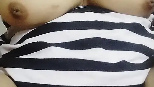 Tıraşlı ıslak amcığım sikişmeye ve ön sevişmeye hazır