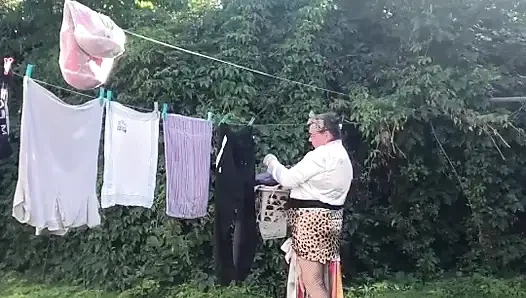 Yeni küçük leopar etekli bir kıyafetle.
