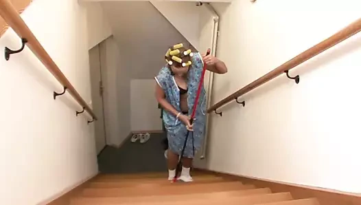 Azgın azgın temizlikçi kadın düzgün bir şekilde sikilmesine izin veriyor