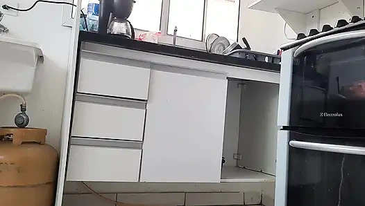 General, duyusal bir dans yaptıktan sonra çocuğu şehvetli bıraktı