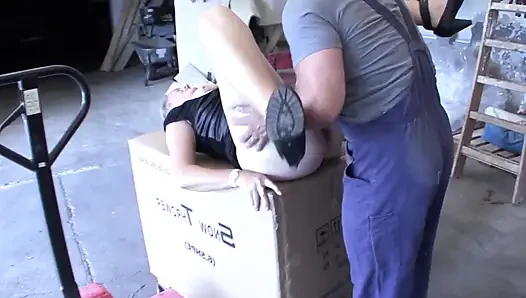 Olgun sarışın çim biçme makinesinde genişçe esnetiliyor ve döl damlıyor