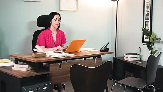 Girlsway - Diana Grace Baştan çıkarıcı köpüklü ıslak amcık yiyene kadar Erin Everheart'ın romanını alaya alıyor