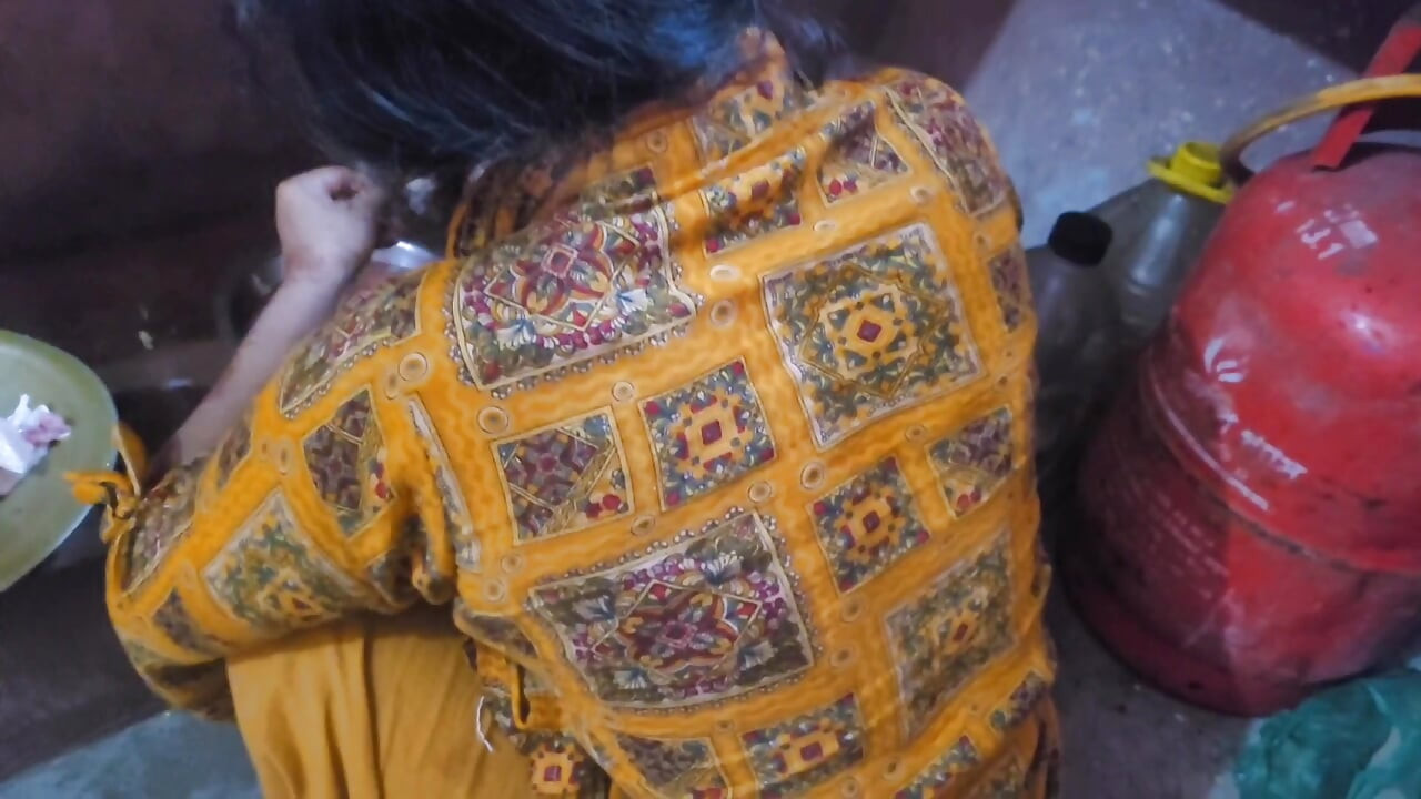 Viral Bangladeşli yemek pişirirken seksi video