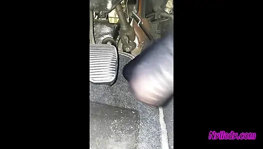 Erkek delisi yüksek topuklu çizmeler ve siyah bale daireleri içinde bravo'sunu sürüyor ve canlandırıyor