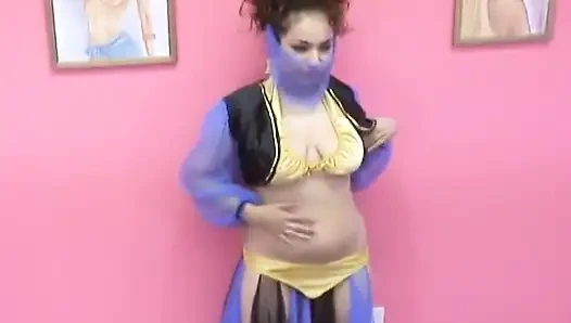 Экзотическая шлюшка с пирсингом сосков и сочной сиськами трахает пальцами ее тугую киску