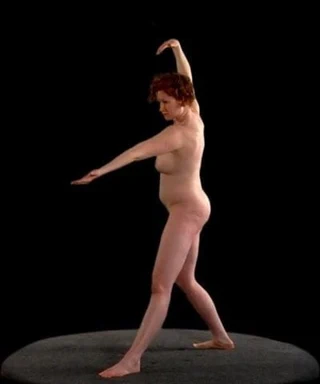 Mariele - referans olarak çıplak poz veren kızıl saçlı sanat modeli