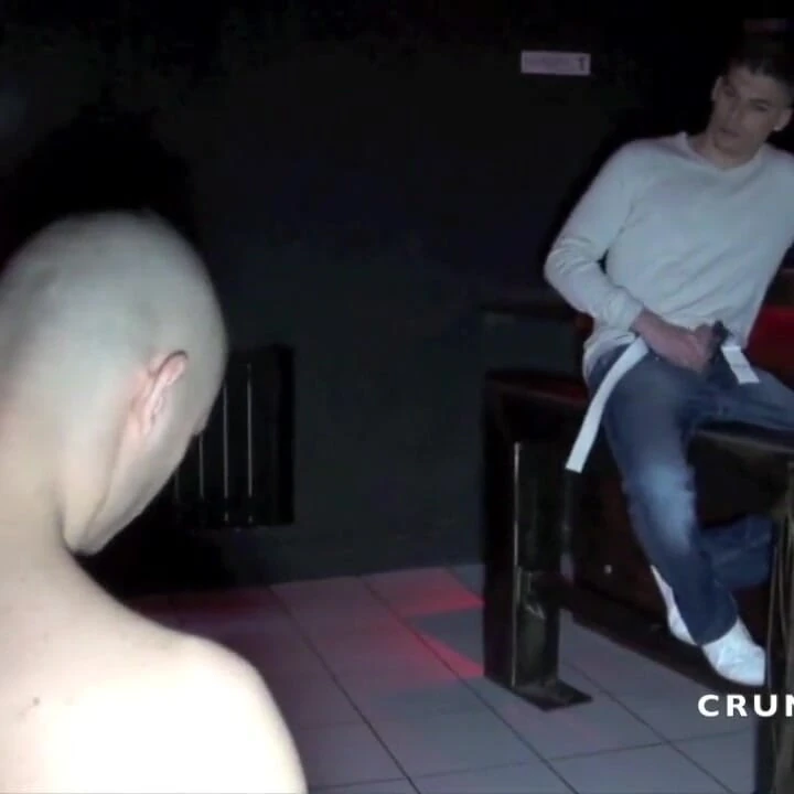 Twink açık havada arka odada badboy tarafından sikiliyor