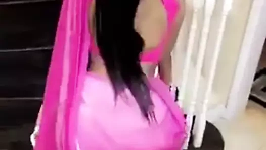 Pembe sarisinin içinde twerk yapıyor