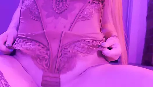 Büyük göğüslü güzellik masada dans ediyor – striptiz