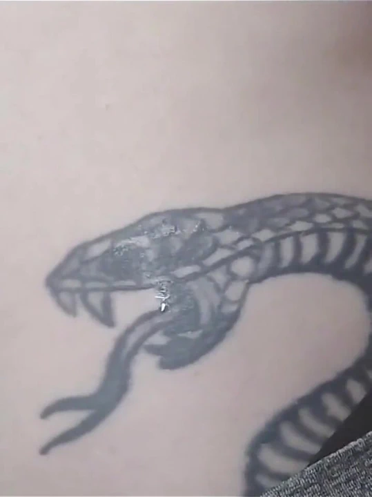 Kıllı göbeğimi okşuyor, sıkıyor ve şişiriyorum