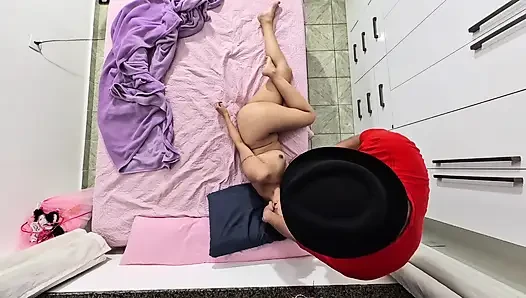 Üvey baba karnaval kostümünü çıkarıyor ve ağzına boşalıyor.