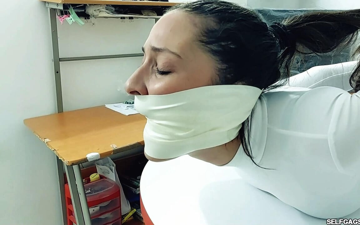 Elvira'nın en sıkı fahişesi - ağzı tıkalı, çaresiz ve aşağılanmış
