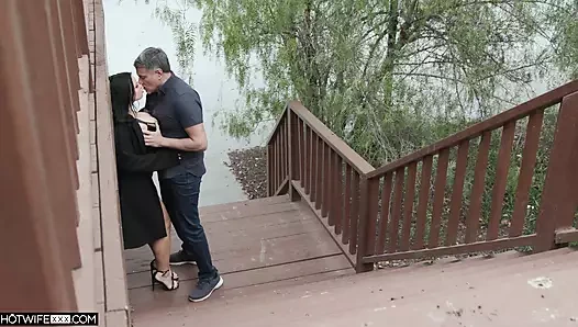 Payton Preslee bir yabancıyı içki içmeye davet ediyor