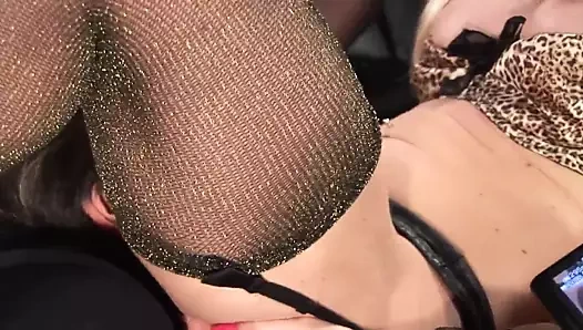 Çok güzel kızlar grup sekste hardcore sikişiyor