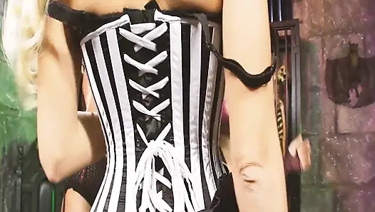 Grup seks partisindeki güzeller iç çamaşırlı büyük memeli güzellerin sahne 4_lesbian grup seks partisi, dildolarıyla boşalıyorlar