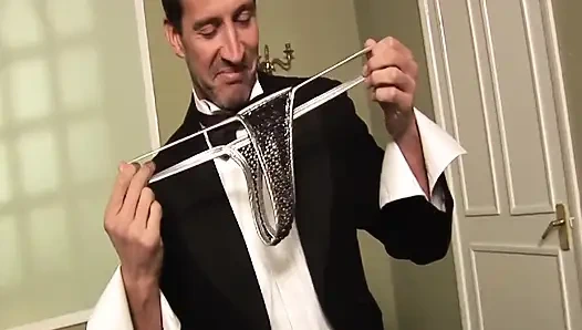 Yaramaz kahya sahnem 3: büyük götlü ve büyük memeli siyah orta yaşlı seksi kadın Claudia Price kahyanın boşalmasını seviyor