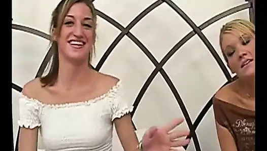 İki arkadaş yüz sırasında öpüşüyor