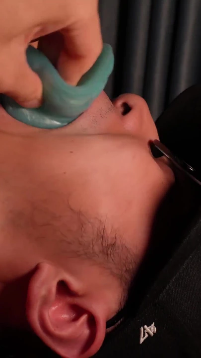 "10 inçlik canavar dildo oğlanın boğazını itiyor" dan paylaşmalı an