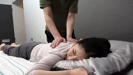 Ona masaj yaparken pantolonumu indiriyorum... - part.1