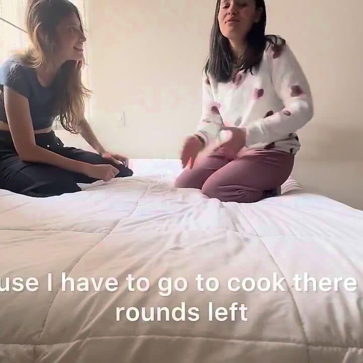 Zıplayan, beklenmedik düşüşler ve bol yumruklarla kadınlar pijama güreşi
