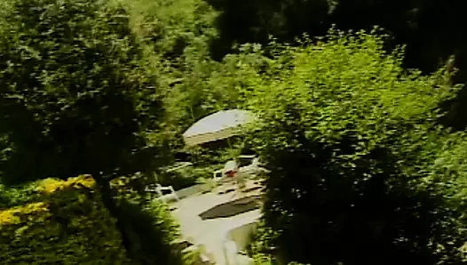 Çarpıcı lezbo kızlar havuz başında eğleniyor