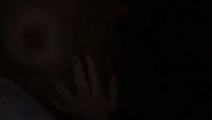 göğüsleri ile oynayan kız