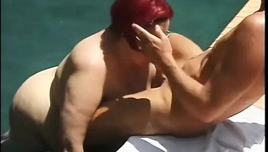 Ekstra büyük kaltak Tia Davis sakso çekiyor ve şişman ağzına döl sokuyor