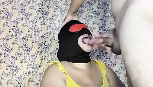 Ateşli tombul beni gırtlağına kadar alıyor ve taşaklarımı deli gibi emiyor