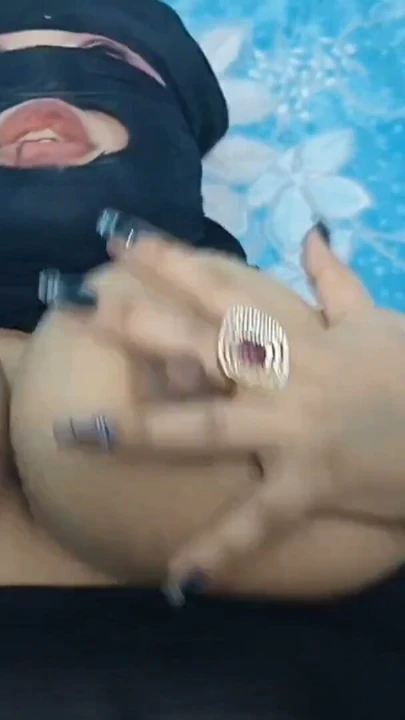Sharmota için Arap seks heyecan verici. Onun büyük amını ve götünü salatalıkla sikti | Bölüm 2