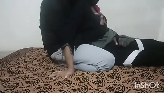 Meena yenge kocasının arkadaşıyla romantik seksin tadını çıkarıyor