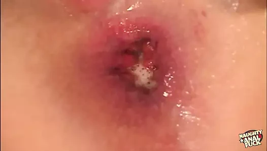 Sarışın ateşli kız anal sikişe hazırlanmak için en sevdiği oyuncağıyla mastürbasyon yapmayı seviyor