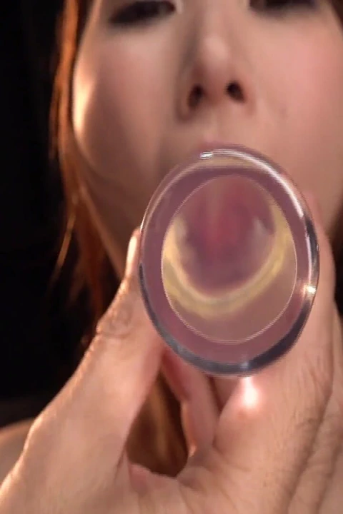 Bağlı honoka sessiz bir odada kontrol ve nefes solmaya devam ettikçe derin gırtlak denemesi yapıyor