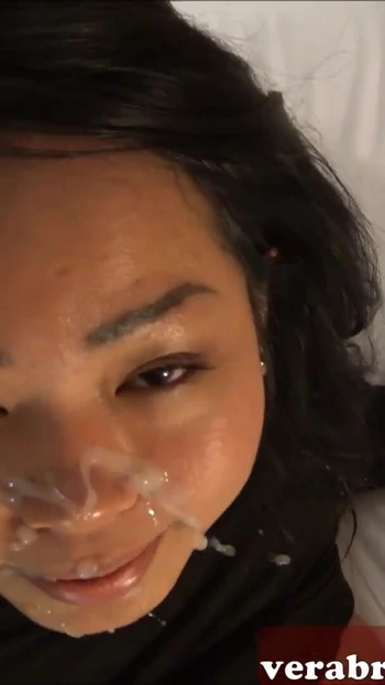 Волнующий момент из "Asia Au Pair юную студентку снимают и изменяют с большим черным членом"