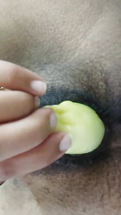 Hintli azgın kız dildoyla mastürbasyon yapıyor