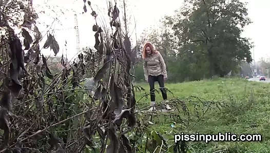 Yaramaz kızlar mesanelerini boşaltmak için çok çaresiz