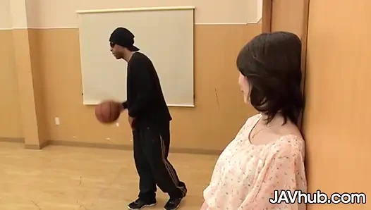 Aya Kisaki'nin buharlı yatak odasında bir basketbolcuyla sikişiyor