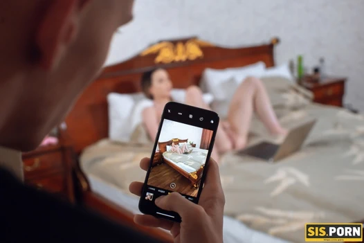 Sis.porn. kız üvey kardeşi tarafından mastürbasyon yaparken yakalandı