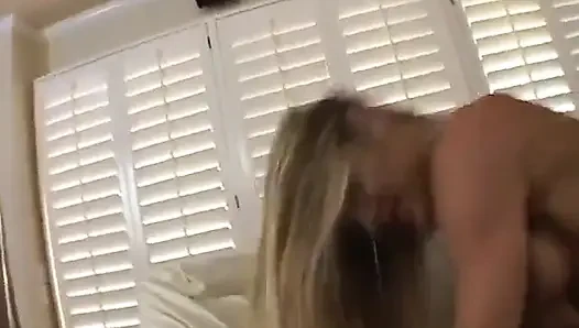 Seksi sarışın sürtük iyi götünü ağdayla sikiyor
